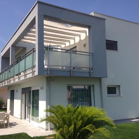 B&B Villa Del Lago เดเซนซาโนเดลการ์ดา ภายนอก รูปภาพ